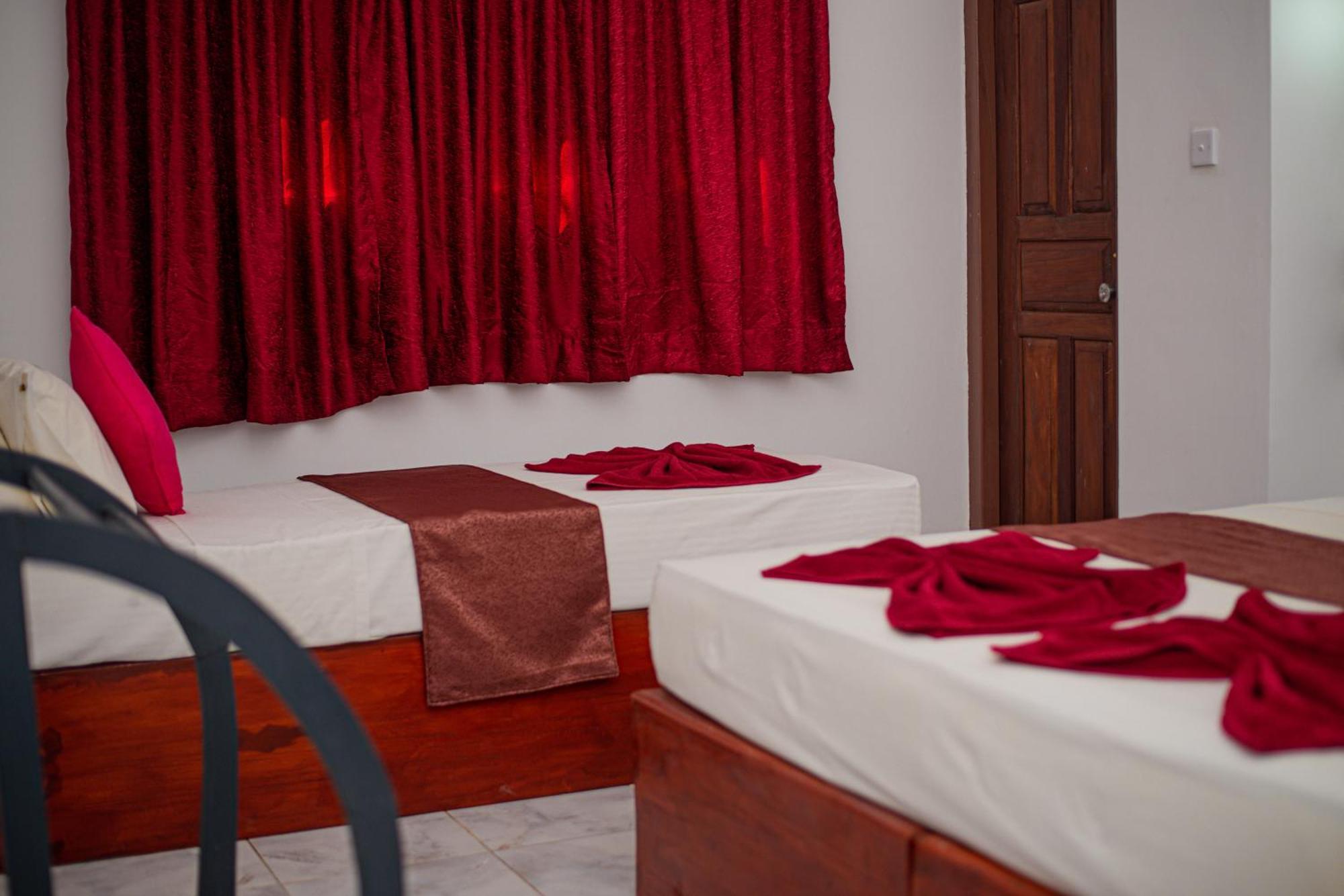 Sundowners Guesthouse Hikkaduwa Room photo