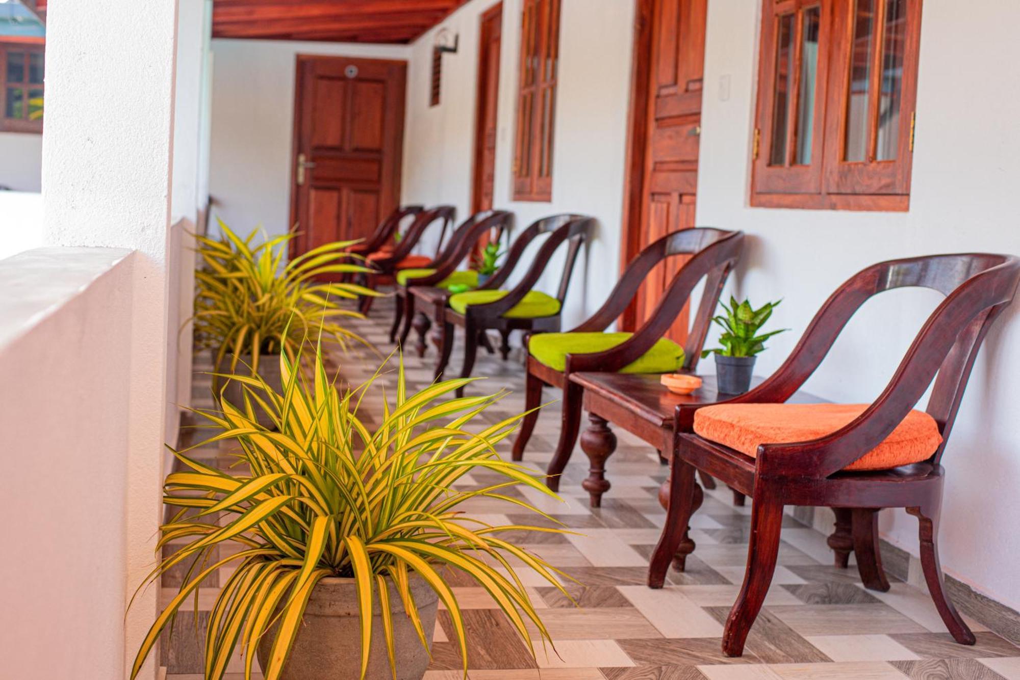 Sundowners Guesthouse Hikkaduwa Exterior photo